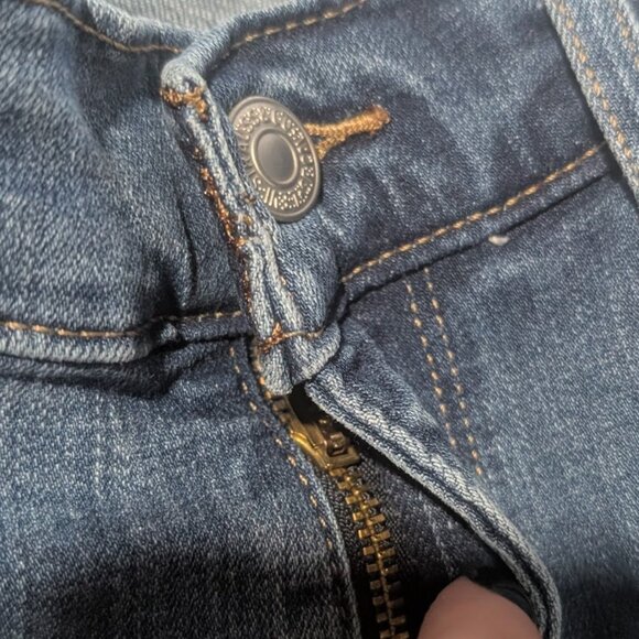 Levi's | Classic Straight Fit Jeans In Medium Wash - Picture 10 of 16